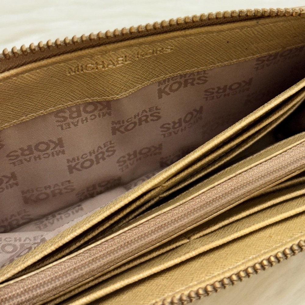 MICHAEL KORS - METALLIC GOLD PATENT LEATHER LONG JET SET CONTINENTAL ZIP WALLET - Picture 13 of 15